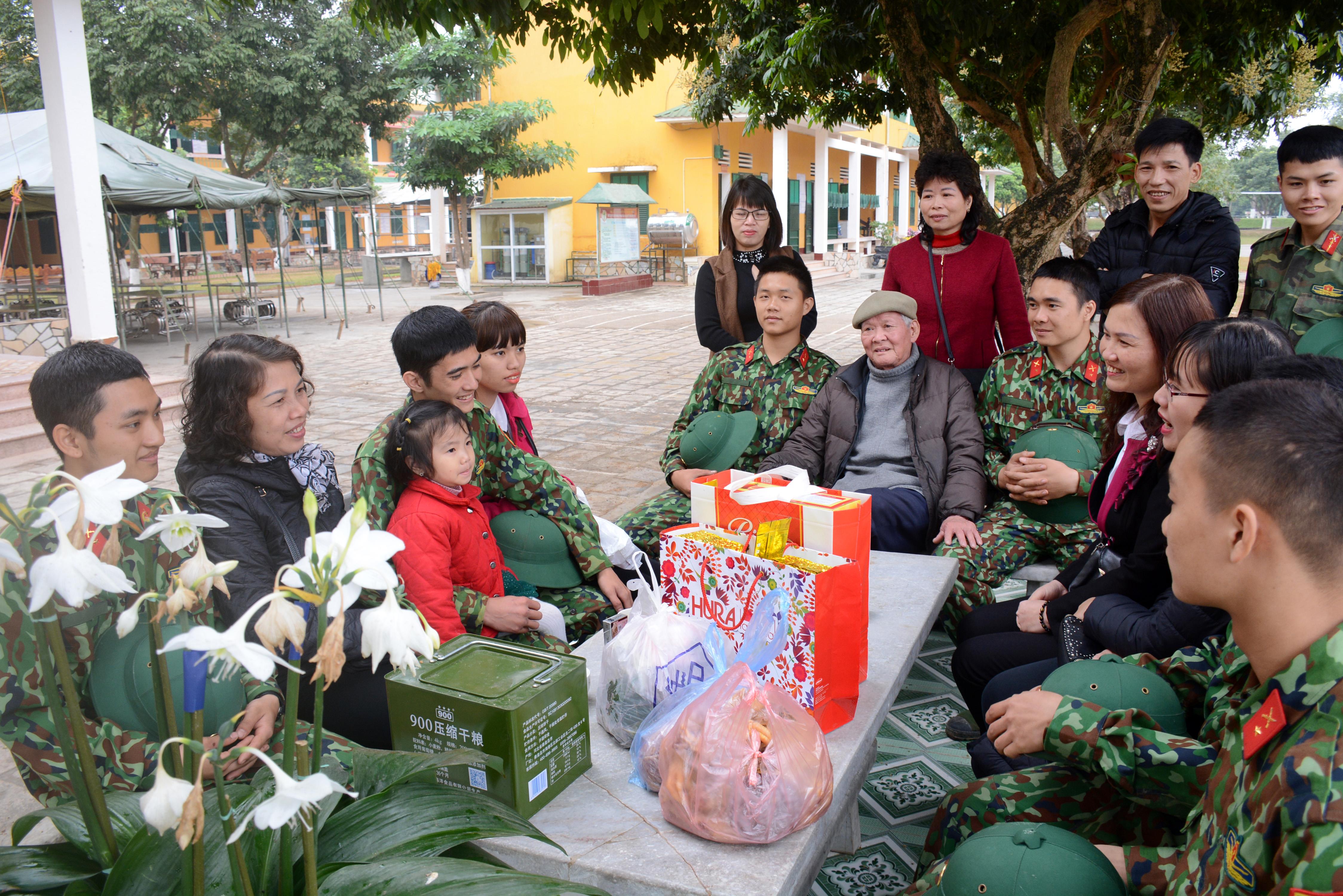 Bài 2: Môi trường nhân văn vun trồng nhân cách Bộ đội Cụ Hồ